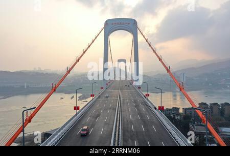 230119 -- CHONGQING, 19. Januar 2023 -- dieses Luftbild vom 18. Januar 2023 zeigt die Guojiatuo-Yangtze-Brücke im südwestchinesischen Chongqing. Mit einer Gesamtlänge von 1.403,8 Metern und einer Hauptspannweite von 720 Metern war die Guojiatuo-Jangtze-Brücke am Mittwoch für den Verkehr geöffnet. CHINA-CHONGQING-GUOJIATUO YANGTZE RIVER BRIDGE-OPEN TO TRAFFIC CN WANGXQUANCHAO PUBLICATIONXNOTXINXCHN Stockfoto