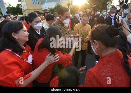 230120 -- RATCHABURI, 20. Januar 2023 -- der thailändische Premierminister Prayut Chan-o-cha nimmt am 19. Januar 2023 an einer chinesischen Neujahrsfeier in Ratchaburi, Thailand, Teil. Der thailändische Premierminister Prayut Chan-o-cha nahm am Donnerstag an der Veranstaltung Teil und begrüßte chinesische Touristen herzlich. THAILAND-RATCHABURI-PM-CHINESISCHE NEUJAHRSFEIER RACHENXSAGEAMSAK PUBLICATIONXNOTXINXCHN Stockfoto