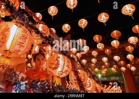 230120 -- SAMUT PRAKAN, 20. Januar 2023 -- Eine Frau besucht ein Laternenfest in Samut Prakan, Thailand, 20. Januar 2023. Die Veranstaltung findet hier vom 20. Januar bis 19. Februar statt. THAILAND-SAMUT PRAKAN-LATERNEN-FESTIVAL RachenxSageamsak PUBLICATIONxNOTxINxCHN Stockfoto