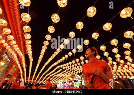 230120 -- SAMUT PRAKAN, 20. Januar 2023 -- Eine Frau besucht ein Laternenfest in Samut Prakan, Thailand, 20. Januar 2023. Die Veranstaltung findet hier vom 20. Januar bis 19. Februar statt. THAILAND-SAMUT PRAKAN-LATERNEN-FESTIVAL RachenxSageamsak PUBLICATIONxNOTxINxCHN Stockfoto