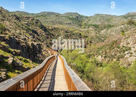 Guarda, Portugal - 10. April 2023: Mondego-Wege entlang des Mondego-Flusstals, in der Nähe des Dorfes Trinta, umgeben von den Bergen Stockfoto