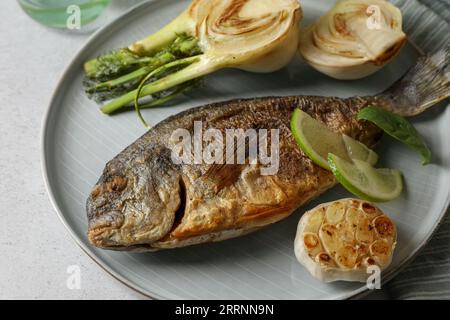 Köstlicher dorado-Fisch mit Gemüse auf dem Tisch serviert, Nahaufnahme Stockfoto