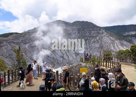 230122 -- BANDUNG, 22. Januar 2023 -- Menschen besuchen Tangkuban Parahu, einen Vulkan in der Nähe der Stadt Bandung, Indonesien am 22. Januar 2023. Der Vulkan Tangkuban Perahu zog viele Besucher während der Frühlingsfesttage in Indonesien an. Das chinesische Neujahrsfest (chinesisches Mondfest) fällt am Sonntag. INDONESIA-BANDUNG-VOLCANO-TOURISM XuxQin PUBLICATIONxNOTxINxCHN Stockfoto