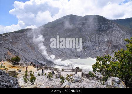 News Bilder des Tages 230122 -- BANDUNG, 22. Januar 2023 -- Menschen besuchen Tangkuban Parahu, einen Vulkan in der Nähe der Stadt Bandung, Indonesien am 22. Januar 2023. Der Vulkan Tangkuban Perahu zog viele Besucher während der Frühlingsfesttage in Indonesien an. Das chinesische Neujahrsfest (chinesisches Mondfest) fällt am Sonntag. INDONESIA-BANDUNG-VOLCANO-TOURISM XuxQin PUBLICATIONxNOTxINxCHN Stockfoto