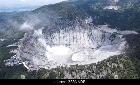 230122 -- BANDUNG, 22. Januar 2023 -- dieses Luftbild vom 22. Januar 2023 zeigt den Krater von Tangkuban Perahu, einem Vulkan in der Nähe der Stadt Bandung, Indonesien. Der Vulkan Tangkuban Perahu zog viele Besucher während der Frühlingsfesttage in Indonesien an. Das chinesische Neujahrsfest (chinesisches Mondfest) fällt am Sonntag. INDONESIA-BANDUNG-VOLCANO-TOURISM XuxQin PUBLICATIONxNOTxINxCHN Stockfoto