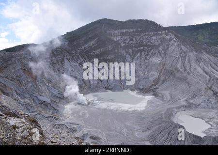 230122 -- BANDUNG, 22. Januar 2023 -- dieses Foto, das am 22. Januar 2023 aufgenommen wurde, zeigt den Krater von Tangkuban Perahu, einem Vulkan in der Nähe der Stadt Bandung, Indonesien. Der Vulkan Tangkuban Perahu zog viele Besucher während der Frühlingsfesttage in Indonesien an. Das chinesische Neujahrsfest (chinesisches Mondfest) fällt am Sonntag. INDONESIA-BANDUNG-VOLCANO-TOURISM XuxQin PUBLICATIONxNOTxINxCHN Stockfoto