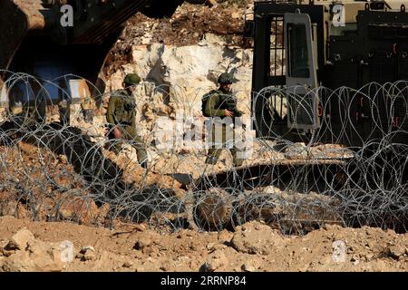 230123 -- BEIRUT, 23. Januar 2023 -- israelische Soldaten errichten am 23. Januar 2023 Verteidigungsbefestigungen nahe der libanesisch-israelischen Grenze. Die UN-Interimstruppe im Libanon UNIFIL warnte am 20. Januar davor, Arbeiten oder Aktivitäten durchzuführen, die in der Nähe der libanesisch-israelischen Grenzen zu Spannungen führen könnten, berichtete die nationale Nachrichtenagentur. Ein Bagger von israelischer Seite überquerte kürzlich die Grenzlinie zwischen den beiden Ländern, was die libanesische Armee veranlasste, israelische militärische Ingenieurarbeiten einzustellen. Foto von /Xinhua LEBANON-ISRAEL-BORDER-TENSION AlixHashisho PUBLICATIONxNOTxINxC Stockfoto