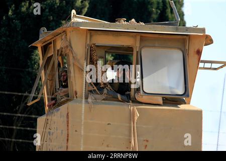 230123 -- BEIRUT, 23. Januar 2023 -- israelische Soldaten beobachten am 23. Januar 2023 den Bau von Verteidigungsanlagen und die Verlegung von Stacheldraht in der Nähe der libanesisch-israelischen Grenzen. Die UN-Interimstruppe im Libanon UNIFIL warnte am 20. Januar davor, Arbeiten oder Aktivitäten durchzuführen, die in der Nähe der libanesisch-israelischen Grenzen zu Spannungen führen könnten, berichtete die nationale Nachrichtenagentur. Ein Bagger von israelischer Seite überquerte kürzlich die Grenzlinie zwischen den beiden Ländern, was die libanesische Armee veranlasste, israelische militärische Ingenieurarbeiten einzustellen. Foto: /Xinhua LEBANON-ISRAEL-BOR Stockfoto