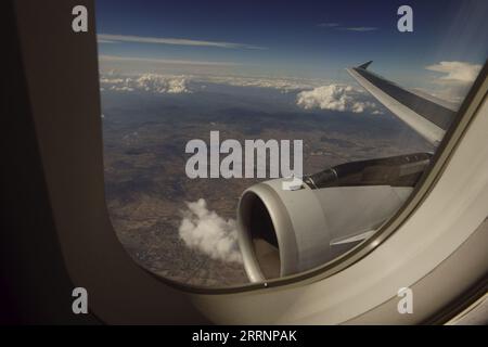 Blick durch ein Flugzeug Fenster Stockfoto