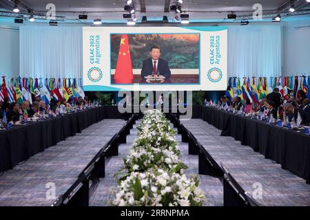 230125 -- BUENOS AIRES, 25. Januar 2023 -- auf Einladung des argentinischen Präsidenten Alberto Fernandez, rotierender Präsident der Gemeinschaft der lateinamerikanischen und karibischen Staaten CELAC, hält der chinesische Präsident Xi Jinping eine Videoansprache auf dem siebten CELAC-Gipfel. Der Gipfel fand am 24. Januar 2023 in Buenos Aires, der Hauptstadt Argentiniens, statt. Foto von /Xinhua ARGENTINA-XI JINPING-CELAC-7th SUMMIT-VIDEO-ADRESSE MartinxZabala PUBLICATIONxNOTxINxCHN Stockfoto