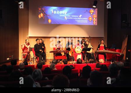 230126 -- PARIS, 26. Januar 2023 -- Chinesische und französische Musiker nehmen an einem Konzert zur Feier des Chinesischen Neujahrs im China Cultural Center in Paris, Frankreich, 25. Januar 2023 Teil. FRANKREICH-PARIS-CHINESISCHES NEUJAHRSKONZERT TANGXJI PUBLICATIONXNOTXINXCHN Stockfoto