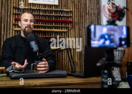 230127 -- DANJIANGKOU, 27. Januar 2023 -- Jake Lee Pinnick nimmt einen Kurs in seinem Haus in Danjiangkou, zentralchinesische Provinz Hubei, 12. Januar 2023 auf. ZU SPRECHEN in ganz China: American Kung Fu Master's Spring Festival Experience in China China-HUBEI-AMERICAN KUNG FU MASTER CN WuxZhizun PUBLICATIONxNOTxINxCHN Stockfoto