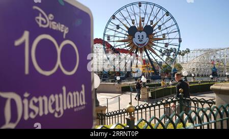 230127 -- ANAHEIM U.S., 27. Januar 2023 -- Leute besuchen das Disneyland Resort in Anaheim, Kalifornien, USA, am 26. Januar 2023. Das Disneyland Resort, Heimat von Disneyland Park und Disney California Adventure Park, feierte am Freitag den 100. Jahrestag der Walt Disney Company, eines führenden US-amerikanischen Unterhaltungs- und Medienunternehmens, mit neuen Unterhaltungsangeboten und Attraktionen. Foto von /Xinhua U.S.-CALIFORNIA-ANAHEIM-DISNEYLAND RESORT-DISNEY-100 Jahre ZengxHui PUBLICATIONxNOTxINxCHN Stockfoto
