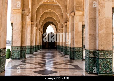 Casablanca, Marokko - 17. August 2023 die Hassan II Moschee ist eine Moschee in Casablanca. Es wurde teilweise auf dem Meer erbaut und ist ein religiöser Kulturverein Stockfoto