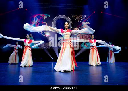 230130 -- AUCKLAND, 30. Januar 2023 -- Künstler treten während der Happy Chinese New Year Glories of Huaxing Gala Night 2023 in Auckland, Neuseeland, 29. Januar 2023 auf. Foto von /Xinhua NEW ZEALAND-AUCKLAND-CHINESE NEW YEAR-GALA SunxXueliang PUBLICATIONxNOTxINxCHN Stockfoto