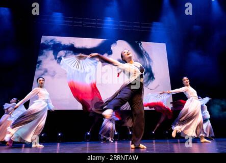 230130 -- AUCKLAND, 30. Januar 2023 -- Künstler treten während der Happy Chinese New Year Glories of Huaxing Gala Night 2023 in Auckland, Neuseeland, 29. Januar 2023 auf. Foto von /Xinhua NEW ZEALAND-AUCKLAND-CHINESE NEW YEAR-GALA SunxXueliang PUBLICATIONxNOTxINxCHN Stockfoto