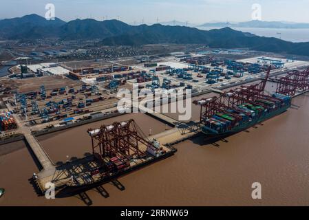 230201 -- NINGBO, 1. Februar 2023 -- dieses Luftbild vom 31. Januar 2023 zeigt das Dapukou Container Terminal des Ningbo Zhoushan Hafens in der ostchinesischen Provinz Zhejiang. Der größte chinesische Hafen, der Hafen von Ningbo Zhoushan in der östlichen Provinz Zhejiang, verzeichnete im Jahr 2022 einen Frachtumschlag von über 1,25 Milliarden Tonnen und belegte nach Angaben des Hafens das 14. Jahr in Folge den ersten Platz weltweit. Der Containerdurchsatz des Hafens erreichte im vergangenen Jahr 33,35 Millionen TEU-Einheiten mit einer Äquivalenzgröße von rund 30 Metern und rangierte damit weltweit an dritter Stelle. CHINA-ZHEJIANG-NINGBO-ZHOUSHAN-PORT-CARGOCN XUXYU PUBLICATIONXNOTXINXCHN Stockfoto