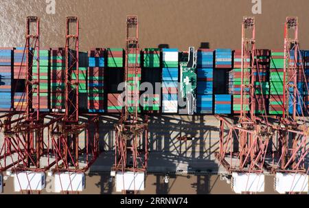 230201 -- NINGBO, 1. Februar 2023 -- dieses Luftbild vom 31. Januar 2023 zeigt ein Frachtschiff, das Container am Dapukou Container Terminal des Ningbo Zhoushan Hafens in der ostchinesischen Provinz Zhejiang entlädt. Der größte chinesische Hafen, der Hafen von Ningbo Zhoushan in der östlichen Provinz Zhejiang, verzeichnete im Jahr 2022 einen Frachtumschlag von über 1,25 Milliarden Tonnen und belegte nach Angaben des Hafens das 14. Jahr in Folge den ersten Platz weltweit. Der Containerdurchsatz des Hafens erreichte im vergangenen Jahr 33,35 Millionen TEU-Einheiten mit einer Äquivalenzgröße von rund 30 Metern und rangierte damit weltweit an dritter Stelle. CHINA-ZHEJIANG-NINGBO-ZHOUSHAN-PORT-CARGOCN XUXYU PUB Stockfoto