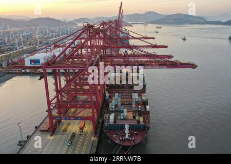 230201 -- NINGBO, 1. Februar 2023 -- dieses Luftbild vom 31. Januar 2023 zeigt ein Frachtschiff, das an einem Containerterminal des Hafens Ningbo Zhoushan in der ostchinesischen Provinz Zhejiang anlegt. Der größte chinesische Hafen, der Hafen von Ningbo Zhoushan in der östlichen Provinz Zhejiang, verzeichnete im Jahr 2022 einen Frachtumschlag von über 1,25 Milliarden Tonnen und belegte nach Angaben des Hafens das 14. Jahr in Folge den ersten Platz weltweit. Der Containerdurchsatz des Hafens erreichte im vergangenen Jahr 33,35 Millionen TEU-Einheiten mit einer Äquivalenzgröße von rund 30 Metern und rangierte damit weltweit an dritter Stelle. CHINA-ZHEJIANG-NINGBO-ZHOUSHAN-PORT-CARGOCN HUANGXZONGZHI PUBLICATIONXNO Stockfoto