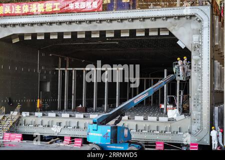 230131 -- ZHUHAI, 31. Januar 2023 -- Mitarbeiter bereiten die Ausrüstung der Tauchröhre E23 des Shenzhen-Zhongshan Highway Unterwassertunnels in einer Tauchröhrenfabrik der CCCC Fourth Harbour Engineering Co., Ltd. Auf Niutou Island, Zhuhai, Provinz Guangdong in Südchina, 30. Januar 2023 vor. Die Vorfertigung der E23, der letzten nicht standardmäßigen Tauchröhre, einschließlich der Endverbindung eines Unterwassertunnels, eines Abschnitts der Autobahn zwischen Shenzhen und Zhongshan in Guangdong, wurde am Dienstag abgeschlossen. Nach dem Gießen von Beton wiegt das 164 Meter lange Stahlrohr etwa 80.000 Tonnen. W Stockfoto