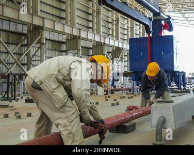 230131 -- ZHUHAI, 31. Januar 2023 -- Mitarbeiter legen Pipelines vor dem Gießen von Beton in die Tauchröhre E23 des Shenzhen-Zhongshan Highway Unterwassertunnels in einer Tauchröhrenfabrik der CCCC Fourth Harbour Engineering Co., Ltd. Auf Niutou Island, Zhuhai, Provinz Guangdong, 31. Januar 2023. Die Vorfertigung der E23, der letzten nicht standardmäßigen Tauchröhre, einschließlich der Endverbindung eines Unterwassertunnels, eines Abschnitts der Autobahn zwischen Shenzhen und Zhongshan in Guangdong, wurde am Dienstag abgeschlossen. Nach dem Gießen von Beton wiegt das 164 Meter lange Stahlrohr abo Stockfoto