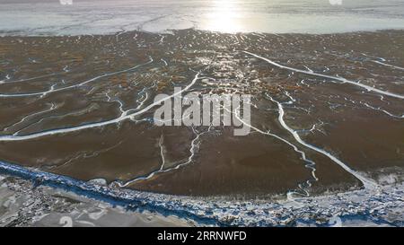 230202 -- PANJIN, 2. Februar 2023 -- dieses Luftbild vom 1. Februar 2023 zeigt einen Blick auf gefrorene Gezeitenbäche im Feuchtgebiet der Flussmündung des Liaohe in Panjin, Provinz Liaoning im Nordosten Chinas. CHINA-LIAONING-PANJIN-ÄSTUAR-FEUCHTGEBIET-WINTERANSICHT CN YANGXQING PUBLICATIONXNOTXINXCHN Stockfoto