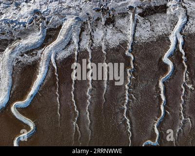 230202 -- PANJIN, 2. Februar 2023 -- dieses Luftbild vom 1. Februar 2023 zeigt einen Blick auf gefrorene Gezeitenbäche im Feuchtgebiet der Flussmündung des Liaohe in Panjin, Provinz Liaoning im Nordosten Chinas. CHINA-LIAONING-PANJIN-ÄSTUAR-FEUCHTGEBIET-WINTERANSICHT CN YANGXQING PUBLICATIONXNOTXINXCHN Stockfoto