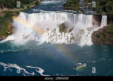 Luftaufnahme der amerikanischen und der Bridal Veil Falls, einschließlich des Segelbootes „Maid of the Mist“ auf dem Niagara River, der natürlichen Grenze zwischen Kanada und den USA Stockfoto