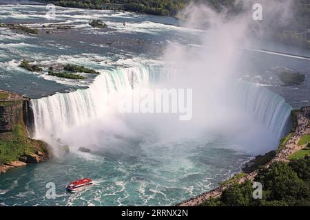 Luftaufnahme der Horseshoe Falls einschließlich Hornblower Boat, das auf dem Niagara River, an der kanadischen und der US-amerikanischen Grenze segelt Stockfoto