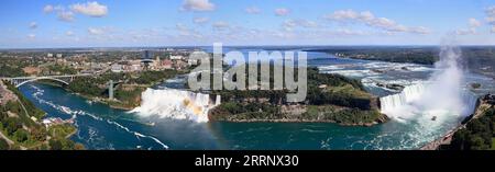 Panoramaaussicht auf Rainbow Bridge, American Falls, Bridal Veil Falls und Horseshoe Falls, bekannt als Niagara Falls Stockfoto