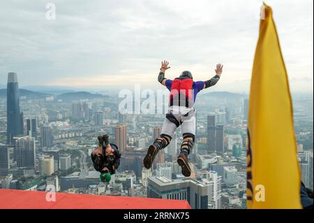 230203 -- KUALA LUMPUR, 3. Februar 2023 -- Teilnehmer springen vom Kuala Lumpur Tower während des jährlichen Kuala Lumpur Tower International Jump Events in Kuala Lumpur, Malaysia, 3. Februar 2023. Diese dreitägige Veranstaltung begann hier am Freitag. Foto von /Xinhua MALAYSIA-KUALA LUMPUR-BASE JUMP ChongxVoonxChung PUBLICATIONxNOTxINxCHN Stockfoto