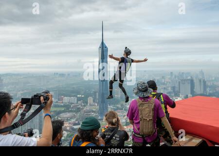 230203 -- KUALA LUMPUR, 3. Februar 2023 -- Ein Teilnehmer springt vom Kuala Lumpur Tower während des jährlichen Kuala Lumpur Tower International Jump Events in Kuala Lumpur, Malaysia, 3. Februar 2023. Diese dreitägige Veranstaltung begann hier am Freitag. Foto von /Xinhua MALAYSIA-KUALA LUMPUR-BASE JUMP ChongxVoonxChung PUBLICATIONxNOTxINxCHN Stockfoto