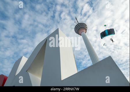 230203 -- KUALA LUMPUR, 3. Februar 2023 -- Teilnehmer nehmen am jährlichen Kuala Lumpur Tower International Jump Event in Kuala Lumpur, Malaysia, 3. Februar 2023 Teil. Diese dreitägige Veranstaltung begann hier am Freitag. Foto von /Xinhua MALAYSIA-KUALA LUMPUR-BASE JUMP ChongxVoonxChung PUBLICATIONxNOTxINxCHN Stockfoto