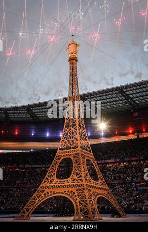 Eine Nachbildung des Eiffelturms wird während der Eröffnungszeremonie der Weltmeisterschaft 2023, Pool, Eines Rugby-union-Spiels zwischen Frankreich und Neuseeland am 8. September 2023 im Stade de France in Saint-Denis bei Paris, Frankreich, gesehen Stockfoto