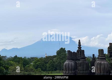 230204 -- YOGYAKARTA, 4. Februar 2023 -- dieses Foto, das am 4. Februar 2023 aufgenommen wurde, zeigt einen Blick auf den Prambanan-Tempel mit dem Berg Merapi im Hintergrund in Zentral-Java, Indonesien. Der Prambanan-Tempel, ein UNESCO-Weltkulturerbe, ist eine der größten Hindutempelanlagen Indonesiens. INDONESIEN-ZENTRAL-JAVA-WELTKULTURERBE-PRAMBANAN-TEMPEL XUXQIN PUBLICATIONXNOTXINXCHN Stockfoto