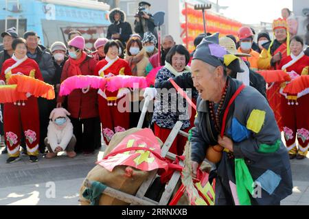 230205 -- QINGDAO, 5. Februar 2023 -- Volkskünstler treten in der Stadt Haiqing in Qingdao, ostchinesische Provinz Shandong, 4. Februar 2023 auf. Im ganzen Land finden verschiedene Veranstaltungen statt, um das Laternenfest zu feiern, den 15. Tag des ersten Monats des chinesischen Mondkalenders, der in diesem Jahr auf den 5. Februar fällt. Foto von /Xinhua CHINA-LATERNE FESTIVAL CN WangxPeike PUBLICATIONxNOTxINxCHN Stockfoto