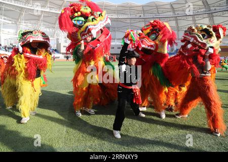 230205 -- DINGXIGANSU, 5. Februar 2023 -- Menschen führen Löwentanz in Dingxi, nordwestchinesische Provinz Gansu, 4. Februar 2023 auf. Im ganzen Land finden verschiedene Veranstaltungen statt, um das Laternenfest zu feiern, den 15. Tag des ersten Monats des chinesischen Mondkalenders, der in diesem Jahr auf den 5. Februar fällt. Foto von /Xinhua CHINA-LATERNE FESTIVAL CN WangxKexian PUBLICATIONxNOTxINxCHN Stockfoto