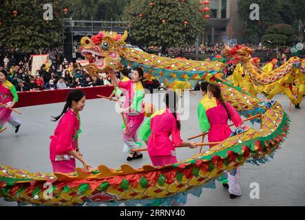 230205 -- LUXIAN, 5. Februar 2023 -- Menschen treten im Luxian County, Südwestchinesische Provinz Sichuan, 5. Februar 2023 auf. Im ganzen Land finden verschiedene Veranstaltungen statt, um das Laternenfest zu feiern, den 15. Tag des ersten Monats des chinesischen Mondkalenders, der in diesem Jahr auf den 5. Februar fällt. CHINA-LATERNEN FESTIVAL-FEIER CN JiangxHongjing PUBLICATIONxNOTxINxCHN Stockfoto
