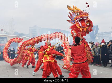 230205 -- BIJIE, 5. Februar 2023 -- Menschen führen Drachentanz in Bijie, Südwestchinas Provinz Guizhou, 5. Februar 2023 auf. Im ganzen Land finden verschiedene Veranstaltungen statt, um das Laternenfest zu feiern, den 15. Tag des ersten Monats des chinesischen Mondkalenders, der in diesem Jahr auf den 5. Februar fällt. Foto von /Xinhua CHINA-LATERNE FESTIVAL-CELEBRATION CN ChenxJingui PUBLICATIONxNOTxINxCHN Stockfoto