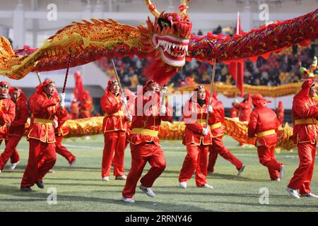 230205 -- DINGXI, 5. Februar 2023 -- Menschen führen Drachentanz in Dingxi, nordwestchinesische Provinz Gansu, 5. Februar 2023 auf. Im ganzen Land finden verschiedene Veranstaltungen statt, um das Laternenfest zu feiern, den 15. Tag des ersten Monats des chinesischen Mondkalenders, der in diesem Jahr auf den 5. Februar fällt. Foto von /Xinhua CHINA-LATERNE FESTIVAL-CELEBRATION CN WangxKexian PUBLICATIONxNOTxINxCHN Stockfoto