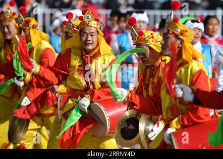 230205 -- BAIYIN, 5. Februar 2023 -- Menschen treten in Baiyin City, nordwestchinesische Provinz Gansu, 5. Februar 2023 auf. Im ganzen Land finden verschiedene Veranstaltungen statt, um das Laternenfest zu feiern, den 15. Tag des ersten Monats des chinesischen Mondkalenders, der in diesem Jahr auf den 5. Februar fällt. CHINA-LATERNEN FESTIVAL-FEIER CN ChenxBin PUBLICATIONxNOTxINxCHN Stockfoto