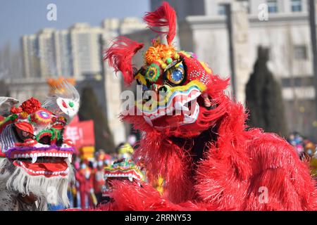 230205 -- BAIYIN, 5. Februar 2023 -- Menschen führen Löwentanz in Baiyin City, nordwestchinesische Provinz Gansu, 5. Februar 2023 auf. Im ganzen Land finden verschiedene Veranstaltungen statt, um das Laternenfest zu feiern, den 15. Tag des ersten Monats des chinesischen Mondkalenders, der in diesem Jahr auf den 5. Februar fällt. CHINA-LATERNEN FESTIVAL-FEIER CN ChenxBin PUBLICATIONxNOTxINxCHN Stockfoto