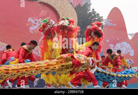 230205 -- LUXIAN, 5. Februar 2023 -- Menschen treten im Luxian County, Südwestchinesische Provinz Sichuan, 5. Februar 2023 auf. Im ganzen Land finden verschiedene Veranstaltungen statt, um das Laternenfest zu feiern, den 15. Tag des ersten Monats des chinesischen Mondkalenders, der in diesem Jahr auf den 5. Februar fällt. CHINA-LATERNEN FESTIVAL-FEIER CN JiangxHongjing PUBLICATIONxNOTxINxCHN Stockfoto