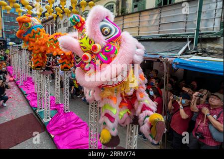 230205 -- KUALA LUMPUR, 5. Februar 2023 -- Lion Dancers treten während des Laternen Festivals in der Petaling Street von Kuala Lumpur, Malaysia, 5. Februar 2023 auf. Foto von /Xinhua MALAYSIA-KUALA LUMPUR-LATERNE FESTIVAL-FEIER ChongxVoonxChung PUBLICATIONxNOTxINxCHN Stockfoto