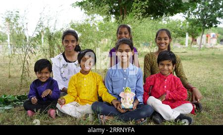 Kleines indisches Mädchen Kind mit Lord ganesha und Beten, indisches ganesh-Festival oder Diwali-Festival Stockfoto