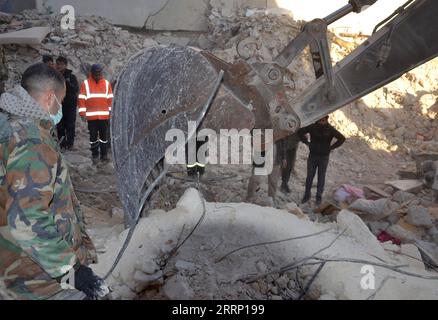 230210 -- ALEPPO, 10. Februar 2023 -- Retter suchen nach Überlebenden, die unter den Trümmern von eingestürzten Gebäuden in Aleppo, Syrien, am 9. Februar 2023 gefangen sind. Die Zahl der Todesopfer von den verheerenden Erdbeben am Montag in T¹rkiye und Syrien hat 21.000, laut neuesten Daten von Behörden und Rettungskräften, übertroffen. In Syrien wurden 1.678 Menschen in von der Regierung kontrollierten Gebieten getötet, und die Zahl der Todesopfer in der von der Opposition kontrollierten Region lag laut Medienberichten bei 2.190. STR/Xinhua SYRIA-EARTHQUAKE-RESCUE Stringer PUBLICATIONxNOTxINxCHN Stockfoto