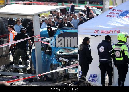 Bilder des Jahres 2023, News 02 Februar News Themen der Woche KW06 News Bilder des Tages 230210 -- JERUSALEM, 10. Februar 2023 -- Rettungs- und Polizeiarbeit am Ort eines Rammangriffs in Jerusalem, 10. Februar 2023. Bei einem mutmaßlichen Rammangriff in Jerusalem am Freitag wurden zwei Israelis getötet und mehrere andere verwundet, einige davon in kritischem Zustand. Foto von /Xinhua MIDEAST-JERUSALEM-RAMMANGRIFF MuammarxAwad PUBLICATIONxNOTxINxCHN Stockfoto