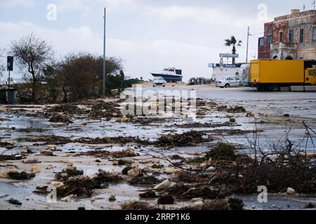 230210 -- BAHAR IC-CAGHAQ MALTA, 10. Februar 2023 -- Trümmer, die durch starke Wellen hervorgebracht wurden, werden auf einer Straße in Bahar IC-Caghaq, Naxxar, Malta, am 10. Februar 2023 gesehen. Starke Winde und Wellen verursachten Schäden in Malta, darunter mehrere historische Stätten, als der Sturm Helios die Insel am Donnerstag und Freitag erschütterte. Foto von /Xinhua MALTA-STORM JonathanxBorg PUBLICATIONxNOTxINxCHN Stockfoto