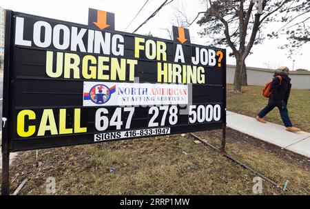 230210 -- TORONTO, 10. Februar 2023 -- Eine Frau geht am 10. Februar 2023 an einem Jobboard an einer Straße in Toronto, Kanada vorbei. Die Beschäftigung Kanadas stieg im Januar um 150.000 und die Arbeitslosenquote blieb unverändert bei 5 Prozent, sagte Statistics Canada am Freitag. Foto von /Xinhua CANADA-TORONTO-ARBEITSLOSENQUOTE ZouxZheng PUBLICATIONxNOTxINxCHN Stockfoto