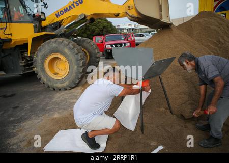 230211 -- AUKLAND, 11. Februar 2023 -- Bewohner füllen einen Sandsack an einem temporären Sandlagerplatz in Auckland, Neuseeland, 11. Februar 2023. Neuseelands größte Stadt Auckland richtete temporäre Sandlager ein und stellte Sandsäcke für die Bewohner bereit, um sich auf neue Unwetter vorzubereiten. Die letzte Runde der Rekordniederschläge hat seit Januar 27 zu massiven Überschwemmungen in Häusern und Grundstücken geführt. Foto von /Xinhua NEUSEELAND-AUCKLAND-UNWETTER ZhaoxGang PUBLICATIONxNOTxINxCHN Stockfoto